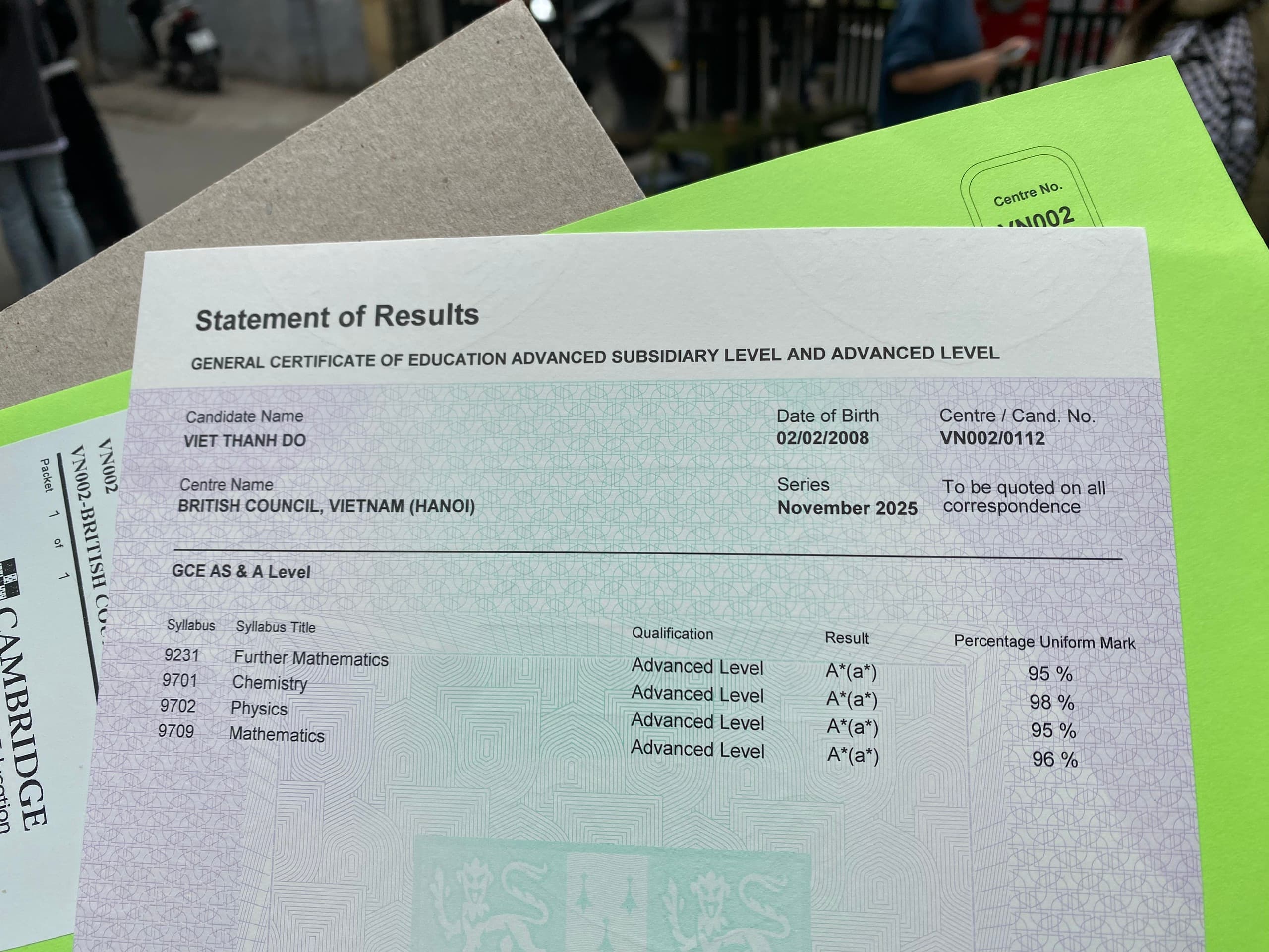 Hình các học sinh đang tiến hành một thí nghiệm vật lý